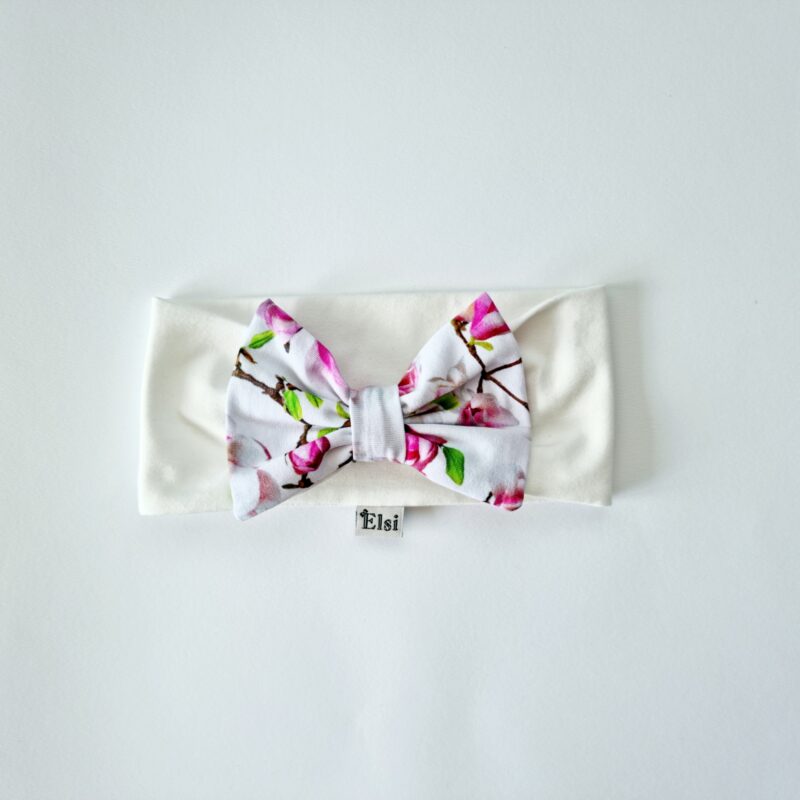 Valge peapael magnooliate lipsuga