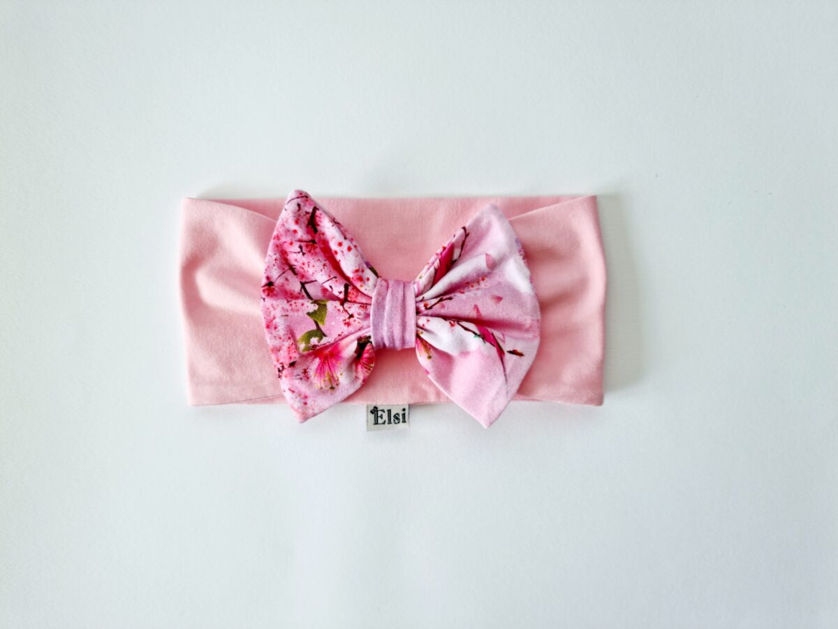 Roosa peapael lilledest lipsuga