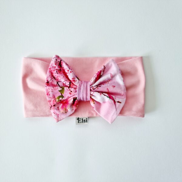 Roosa peapael lilledest lipsuga