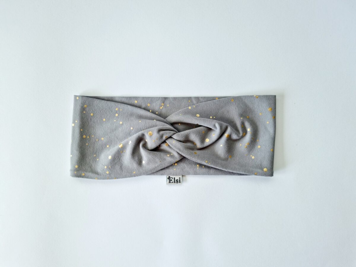 Hall kuldsete täppidega