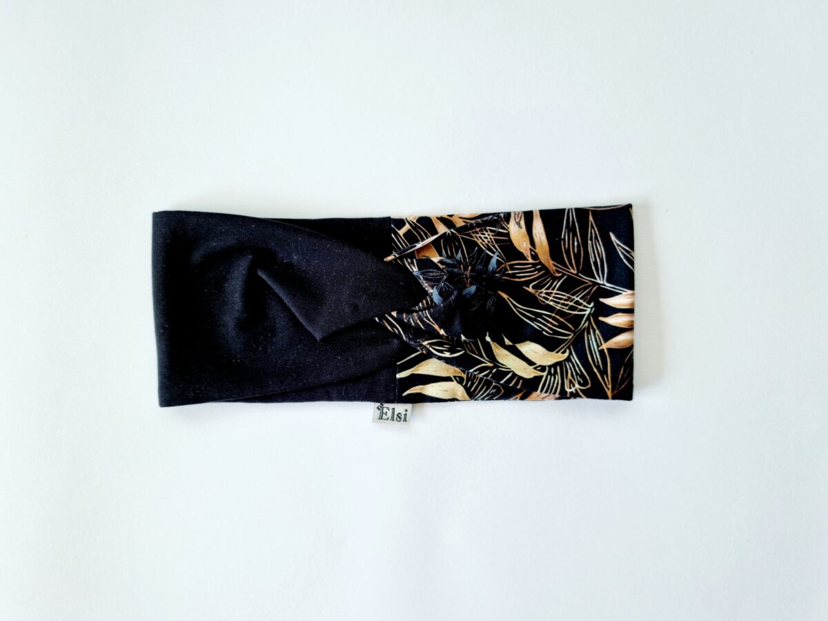 Kuldsed lehed mustaga