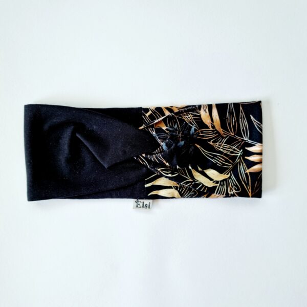 Kuldsed lehed mustaga