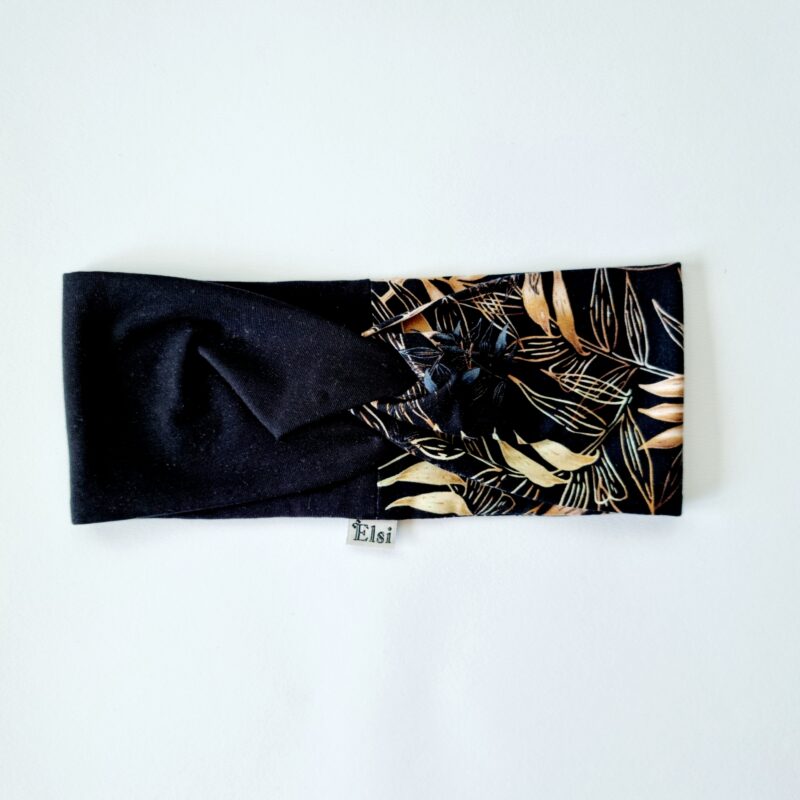 Kuldsed lehed mustaga