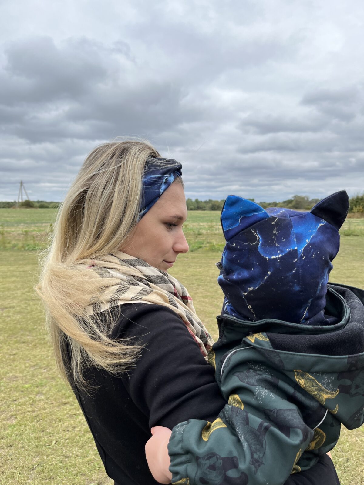 Tumesinine marmor (kõrvadega)