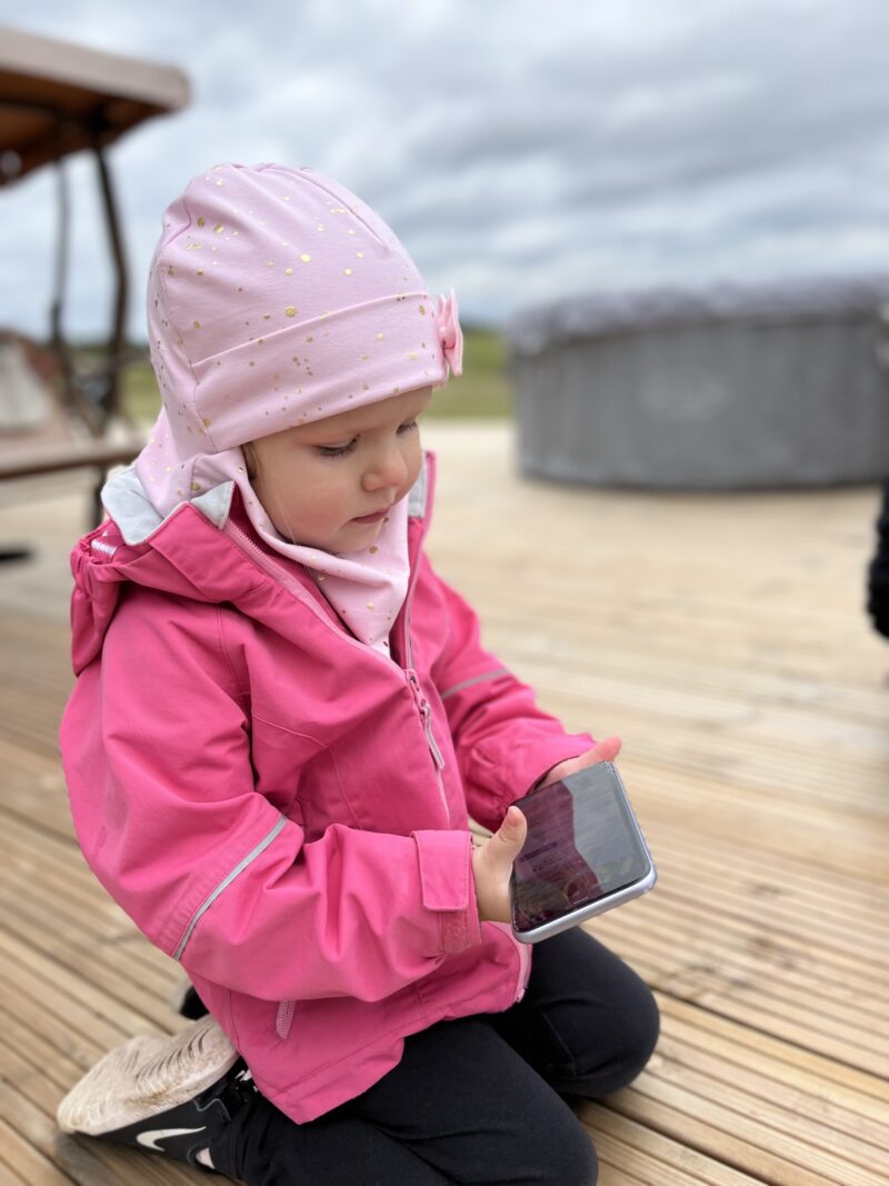 Roosa kuldsete täppidega (lipsuga)