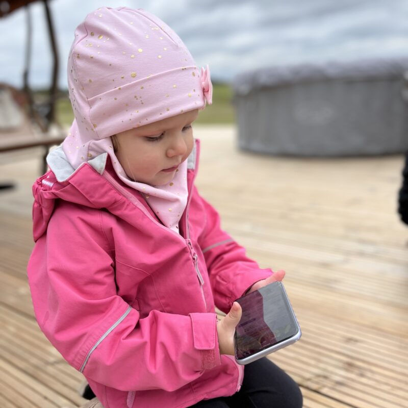 Roosa kuldsete täppidega (lipsuga)