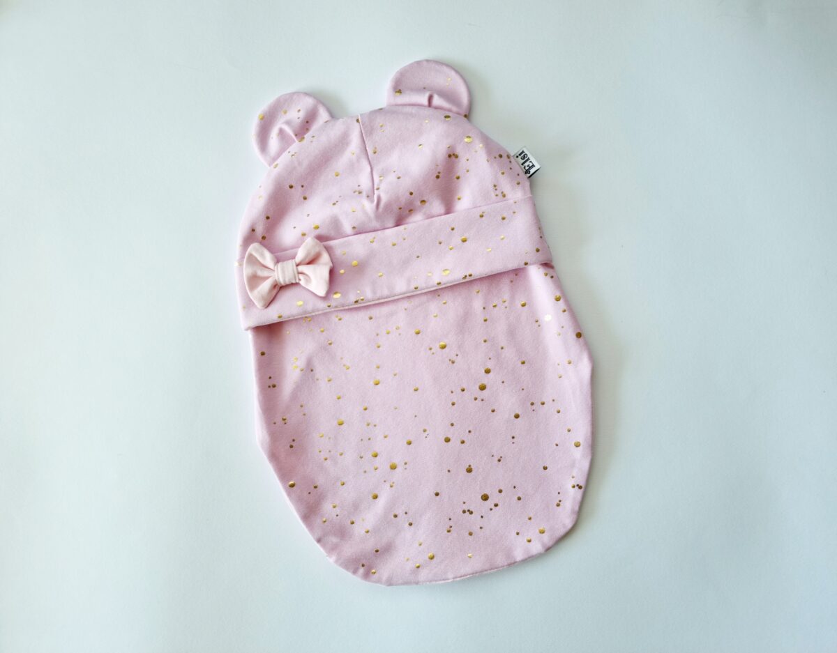 Roosa kuldsete täppidega (kõrvade ja lipsuga)