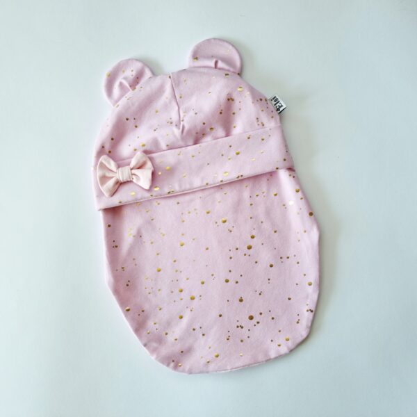 Roosa kuldsete täppidega (kõrvade ja lipsuga)