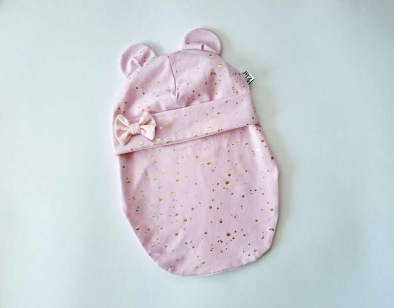 Roosa kuldsete täppidega (kõrvade ja lipsuga)