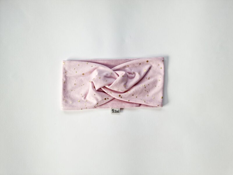 Roosal kuldsed täpid