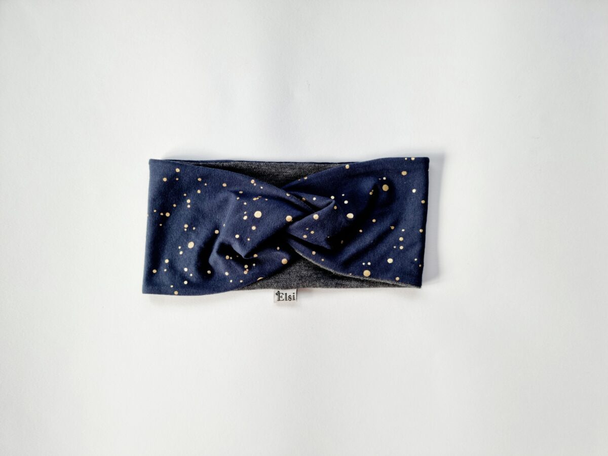 Tumesinisel kuldsed täpid