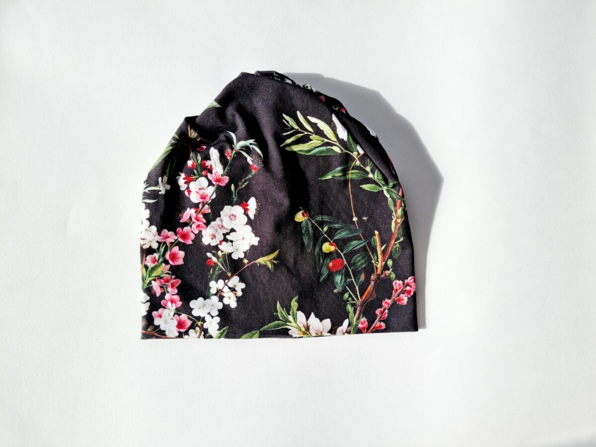 Mustal õied patsimüts