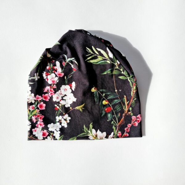 20220926_122904 Mustal õied patsimüts