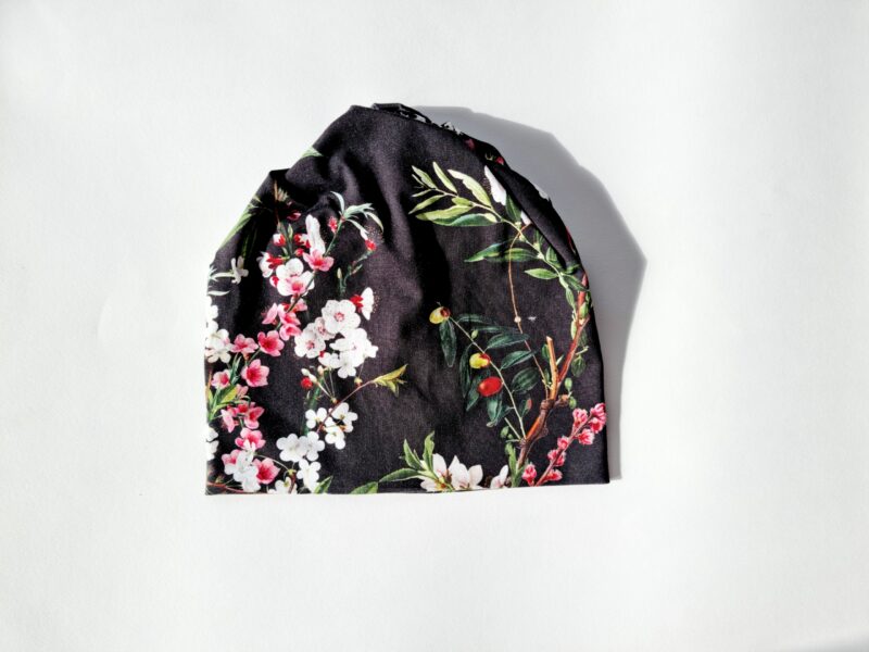 20220926_122904 Mustal õied patsimüts