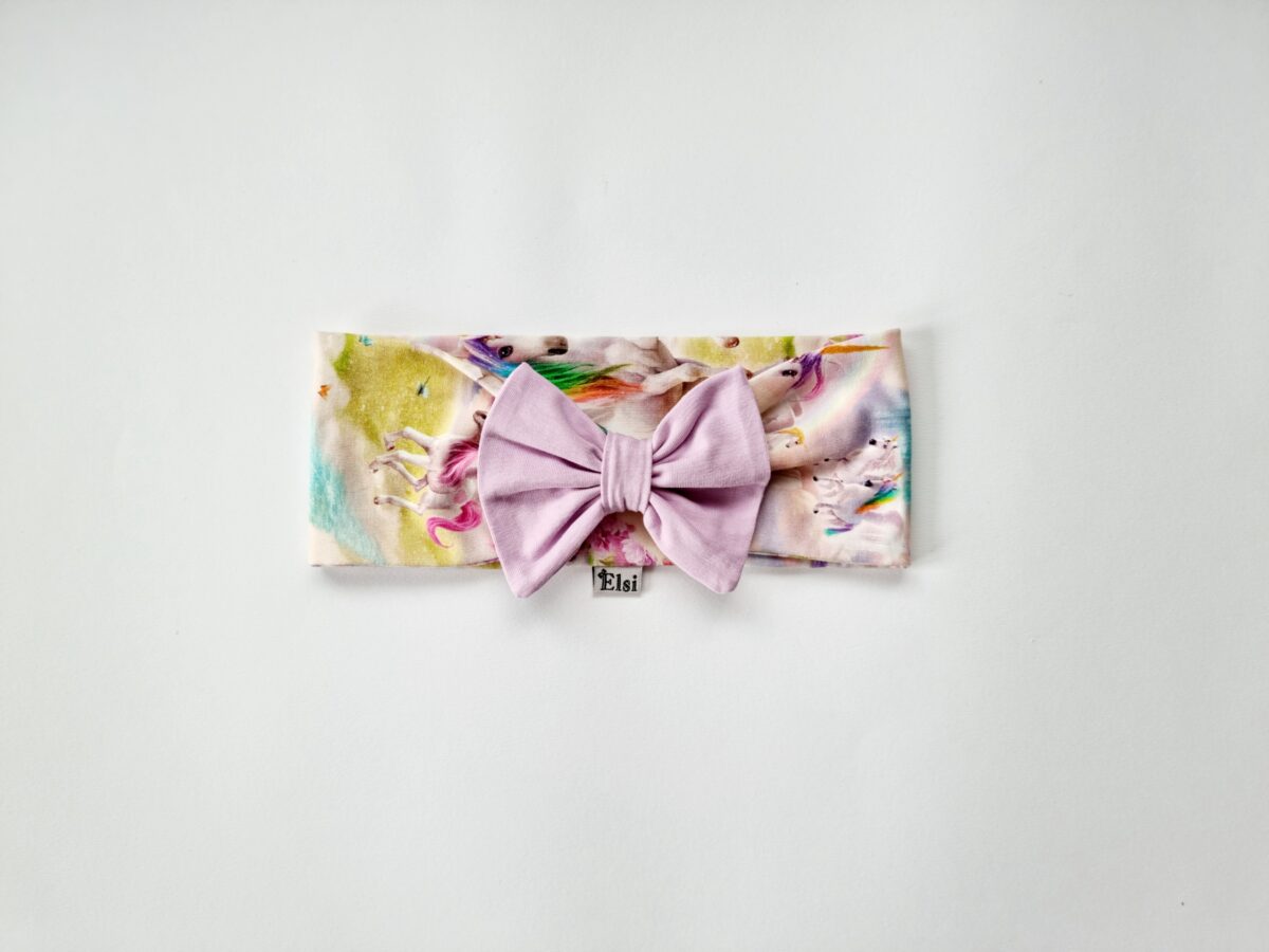 Ükssarvikuga peapael sirelililla lipsuga