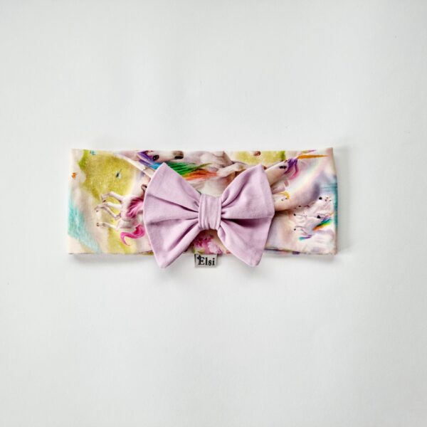 Ükssarvikuga peapael sirelililla lipsuga