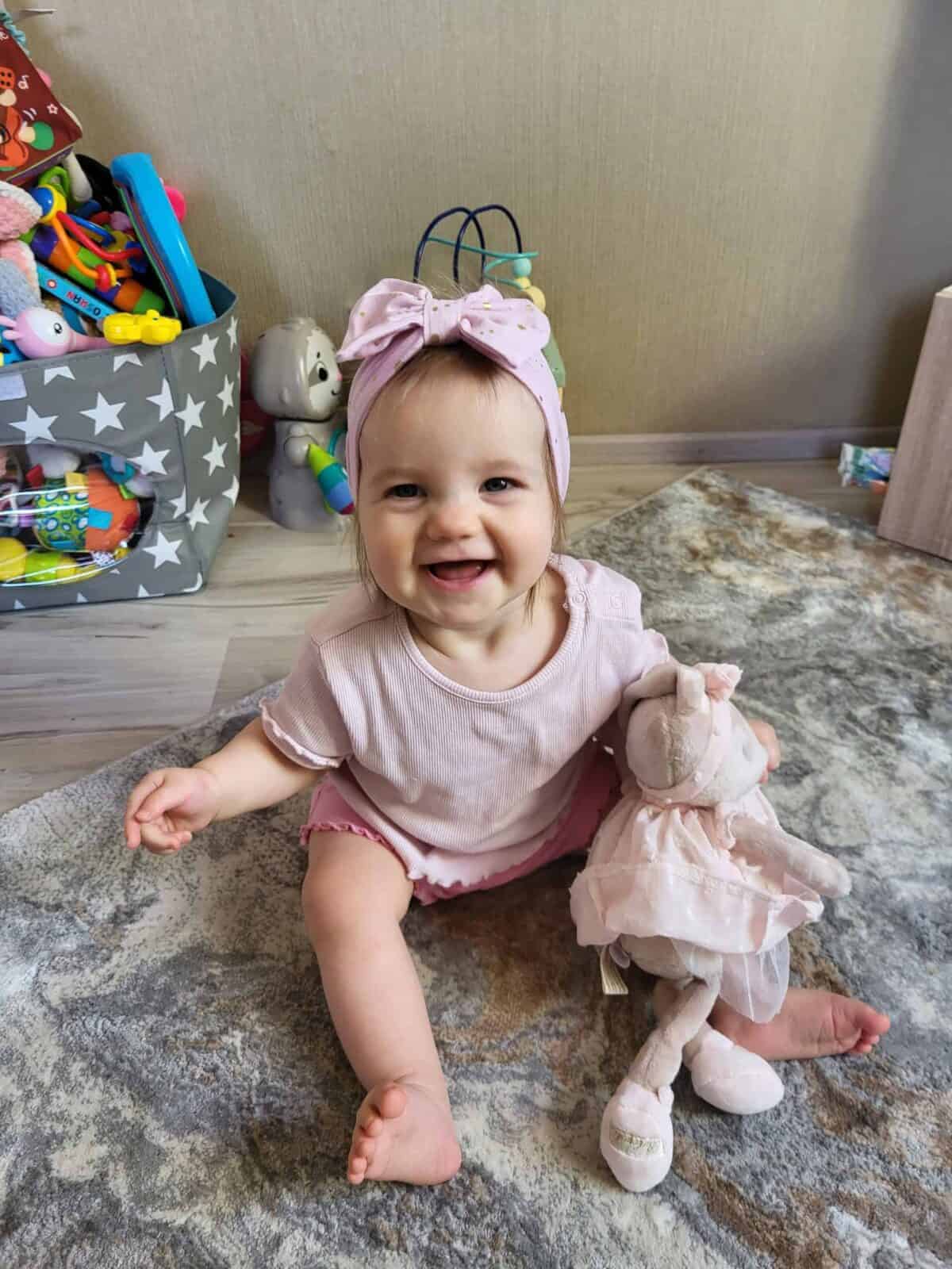 20240311_095810 Roosal kuldsed täpid lipsuga