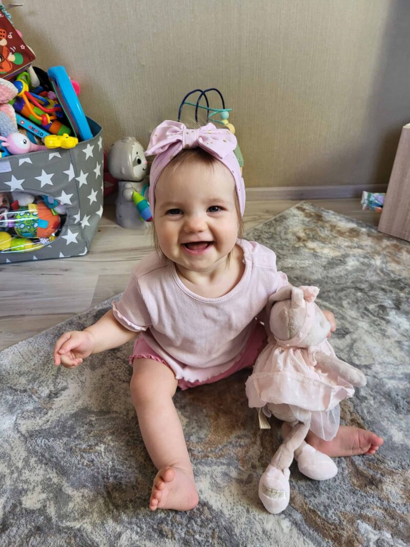 20240311_095810 Roosal kuldsed täpid lipsuga