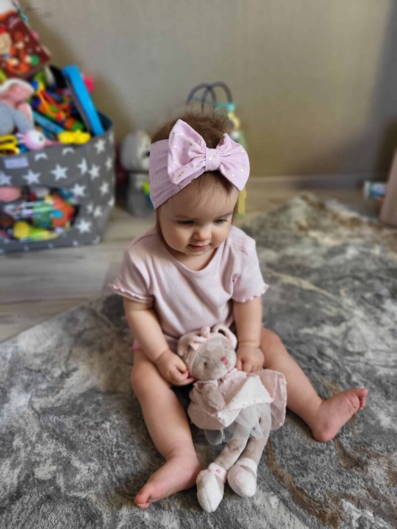 20240311_095838 Roosal kuldsed täpid lipsuga