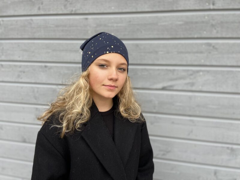 Tumesinisel kuldsed täpid