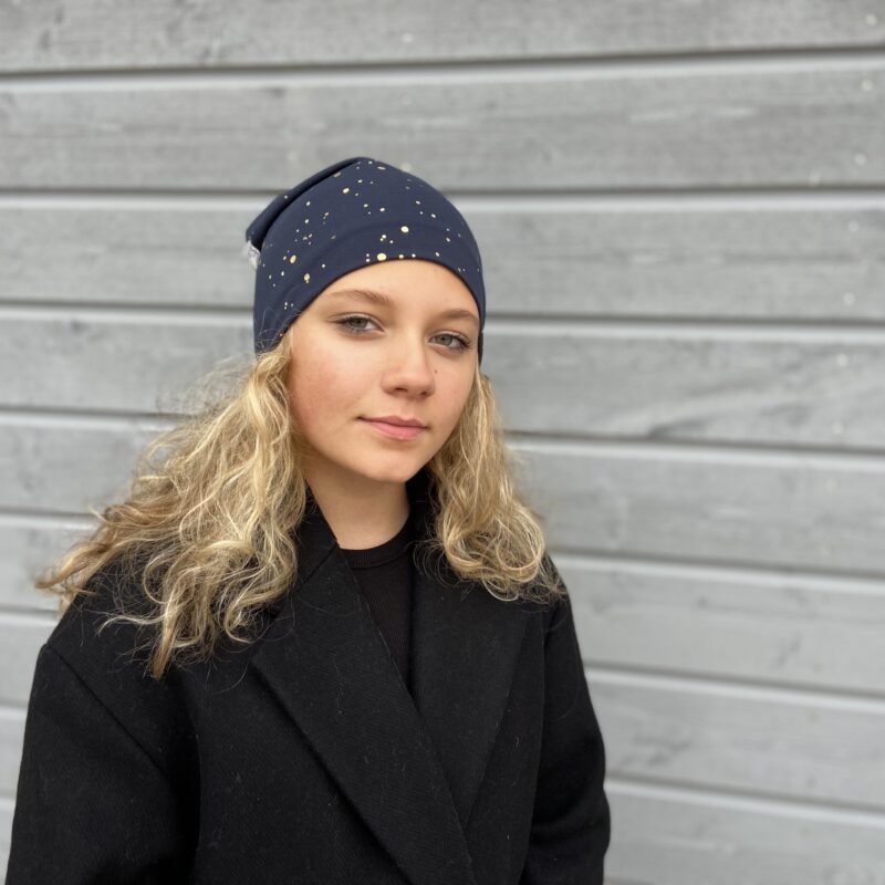 Tumesinisel kuldsed täpid