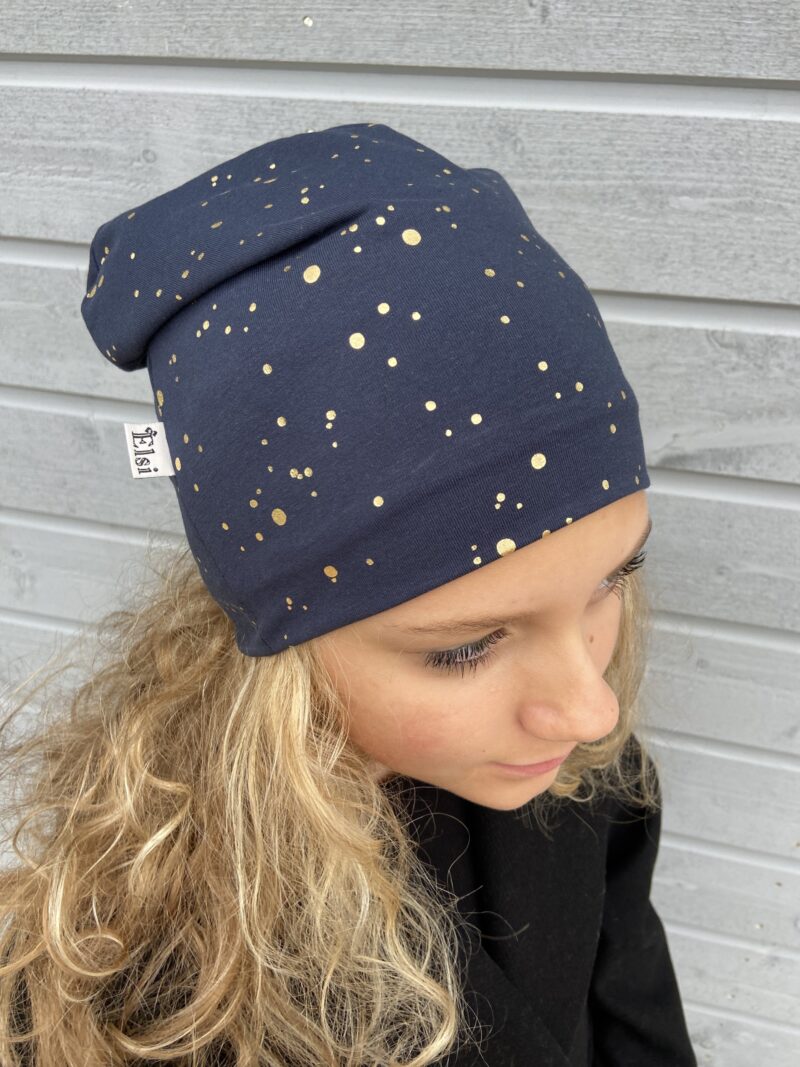 Tumesinisel kuldsed täpid