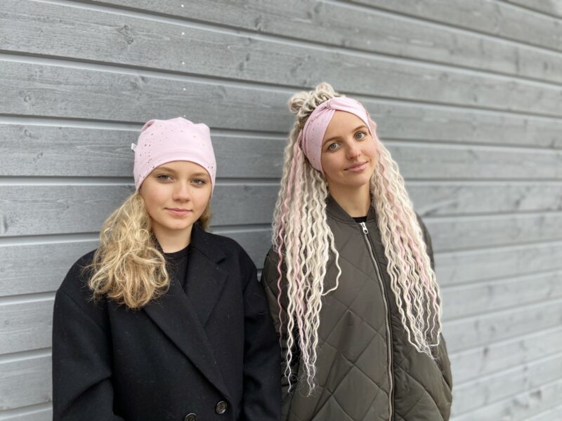 Roosal kuldsed täpid