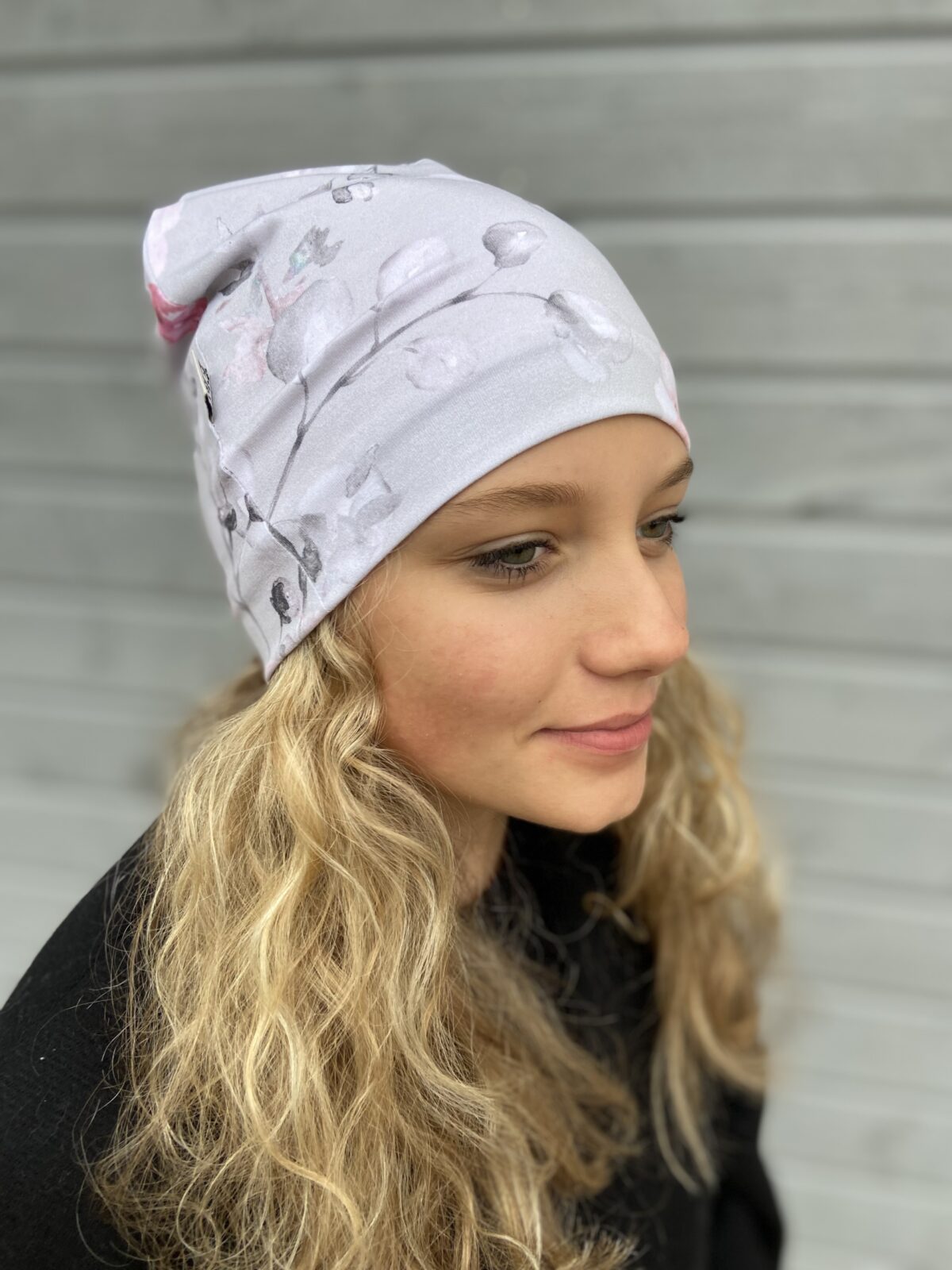 Hallil roosad lilled