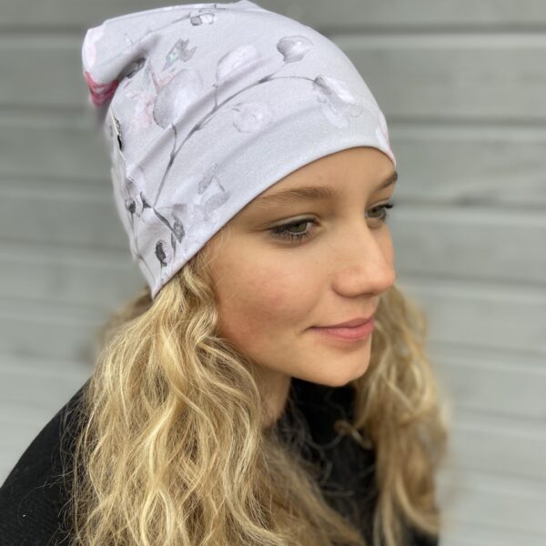 Hallil roosad lilled