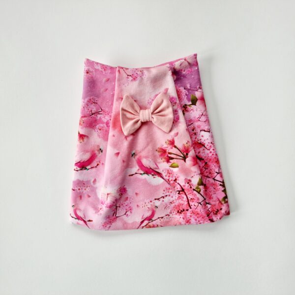 Kiisumüts papagoide ja lipsuga