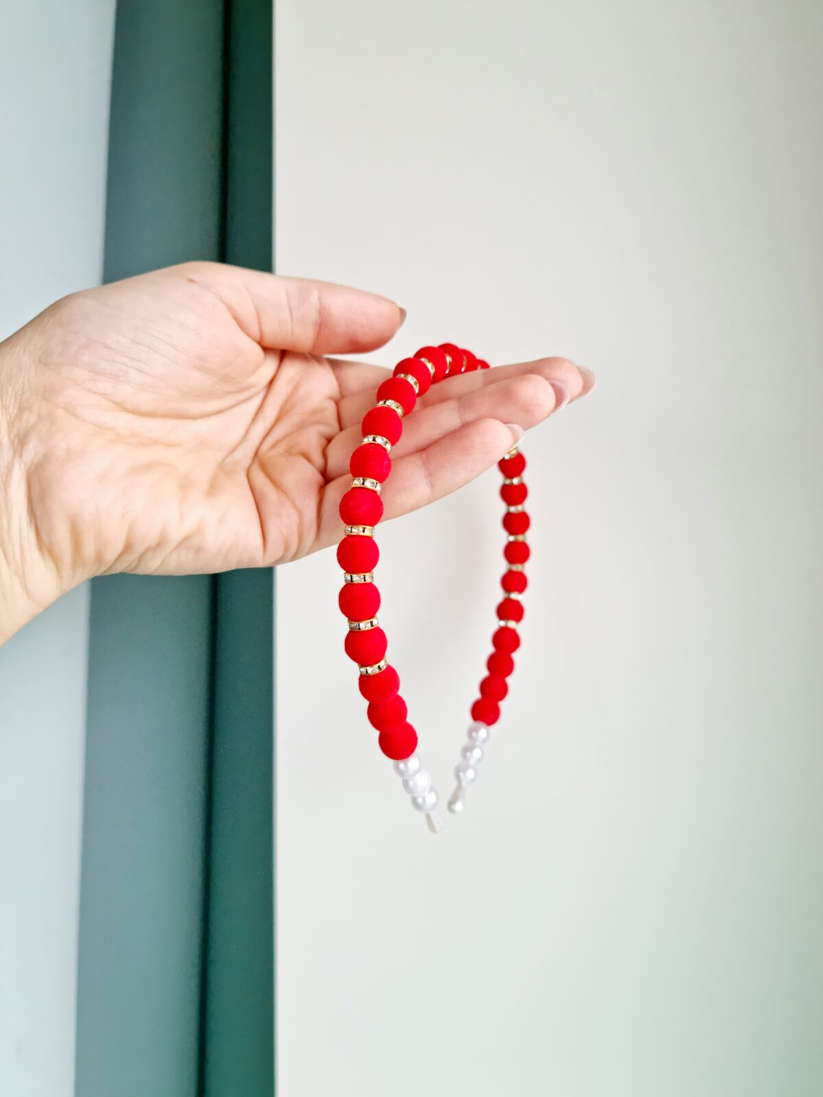 Pärlitega peavõru punane