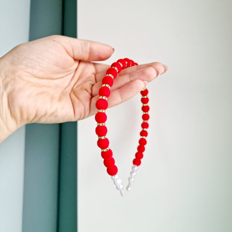 Pärlitega peavõru punane