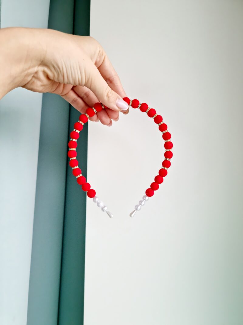 Pärlitega peavõru punane