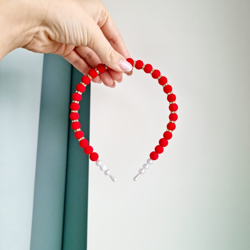 Pärlitega peavõru punane