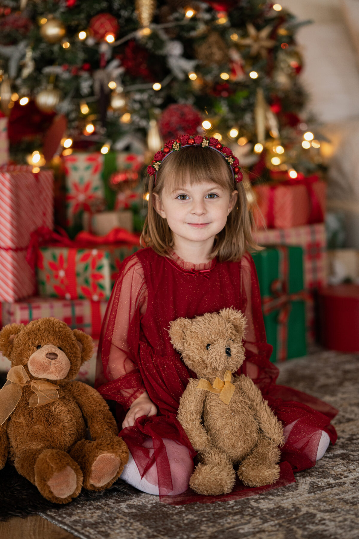 Tumepunaste lilledega peavõru