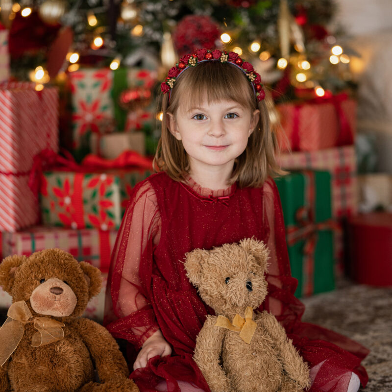 Tumepunaste lilledega peavõru