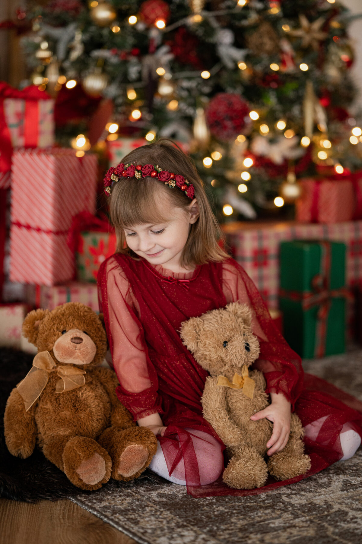 Tumepunaste lilledega peavõru