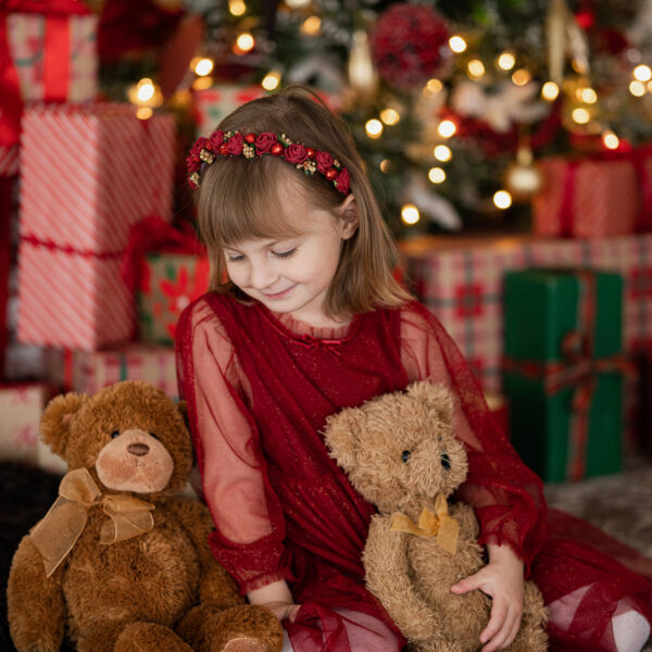 Tumepunaste lilledega peavõru