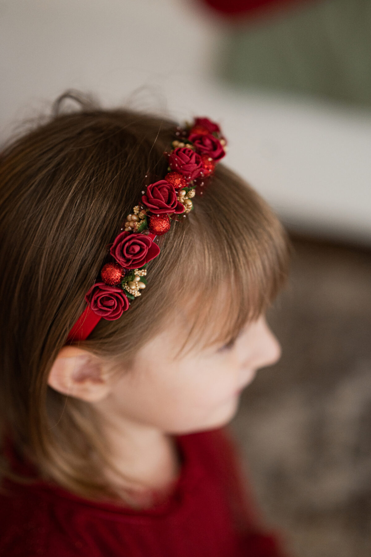 Tumepunaste lilledega peavõru