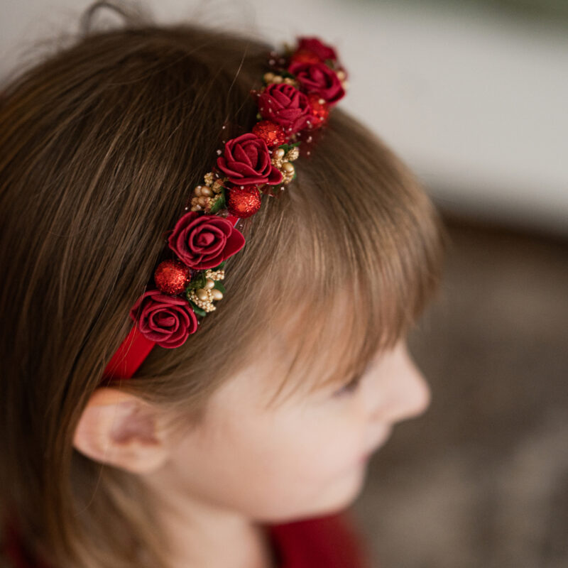 Tumepunaste lilledega peavõru