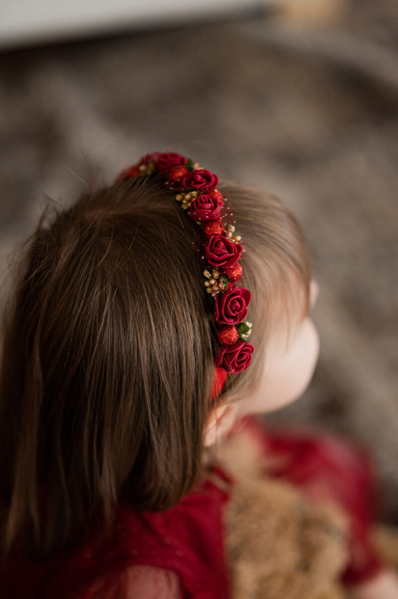 Tumepunaste lilledega peavõru