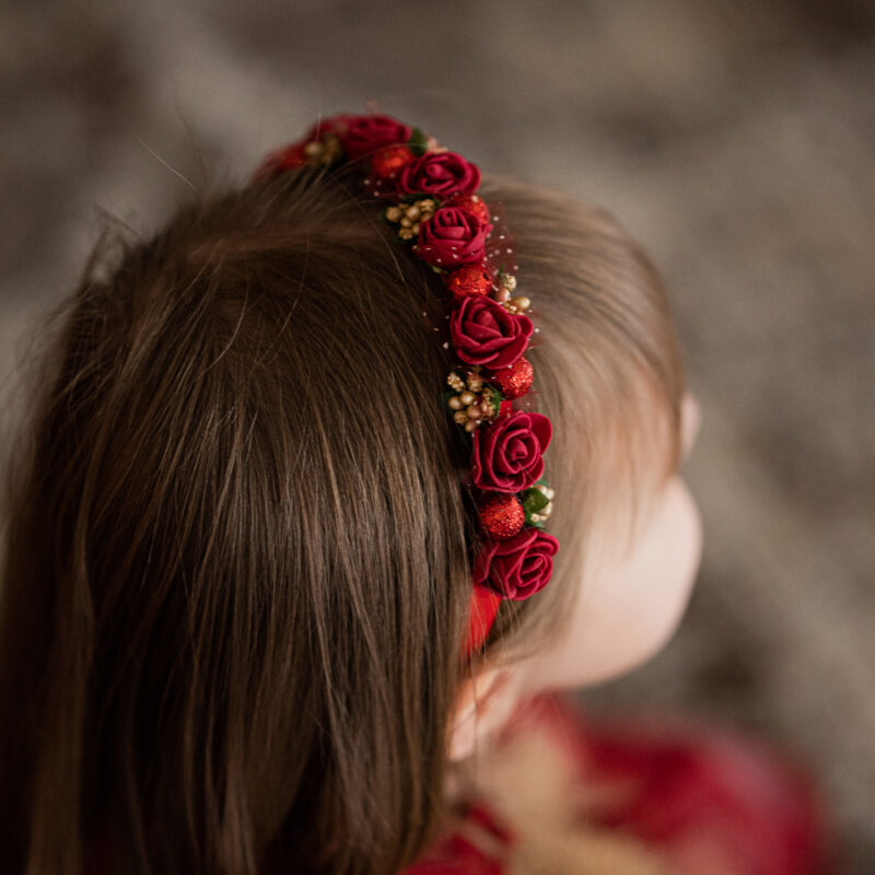 Tumepunaste lilledega peavõru