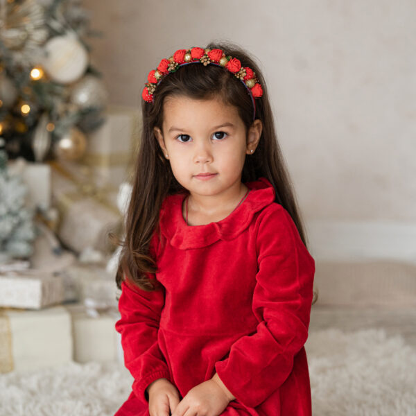 Punaste lilledega peavõru