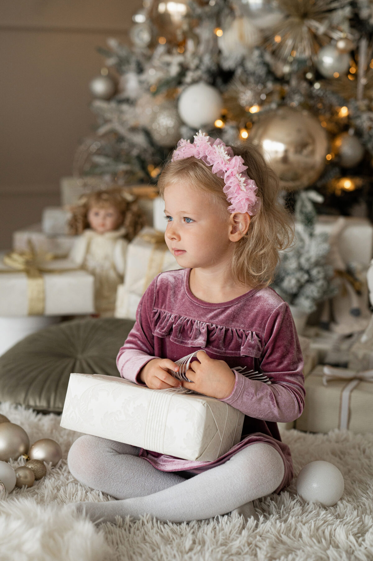 Peavõru valgete lumehelbekestega