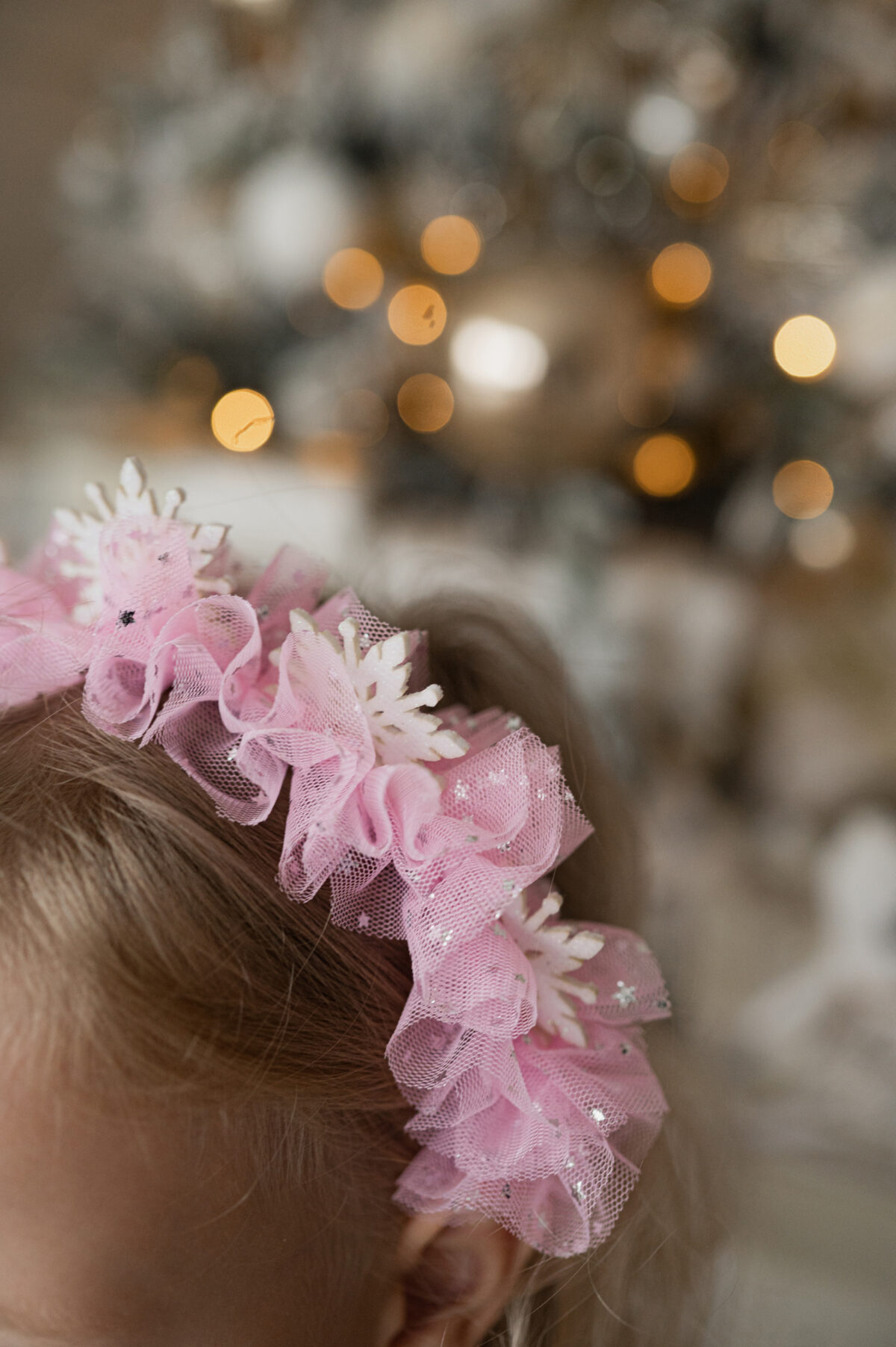 Peavõru valgete lumehelbekestega