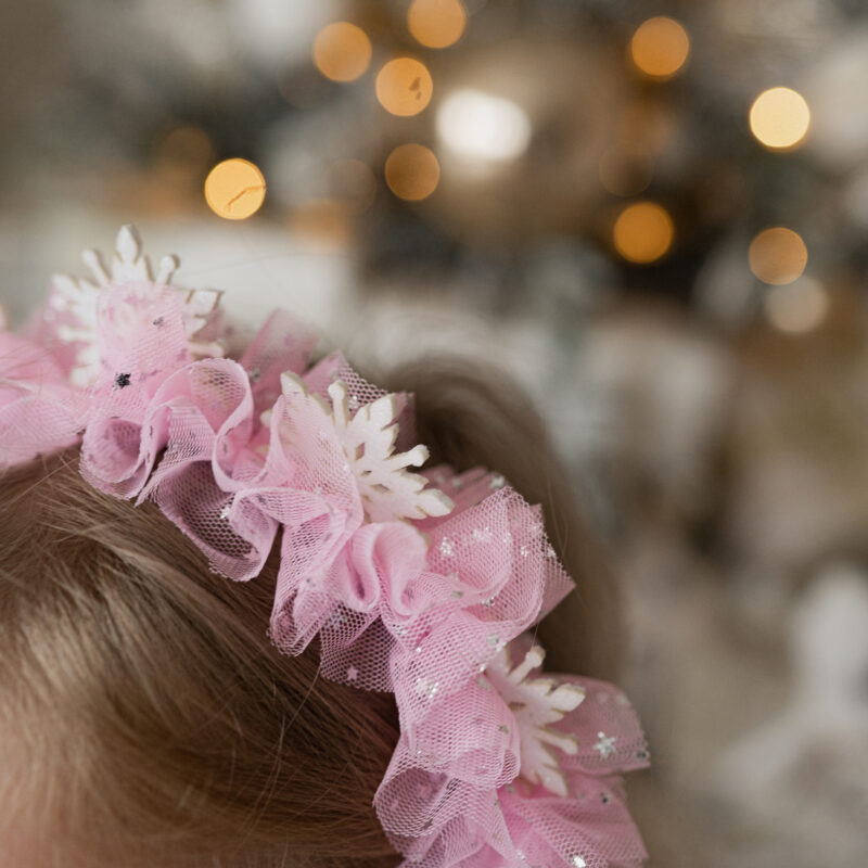 Peavõru valgete lumehelbekestega