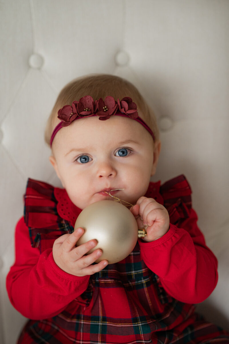 Jõulupeapael tumepunaste lilledega2