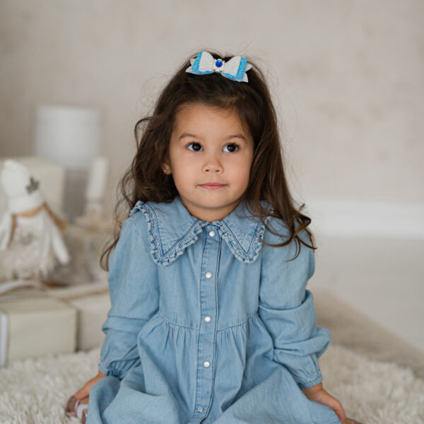 Kroko-klamber helesinise ja valgega