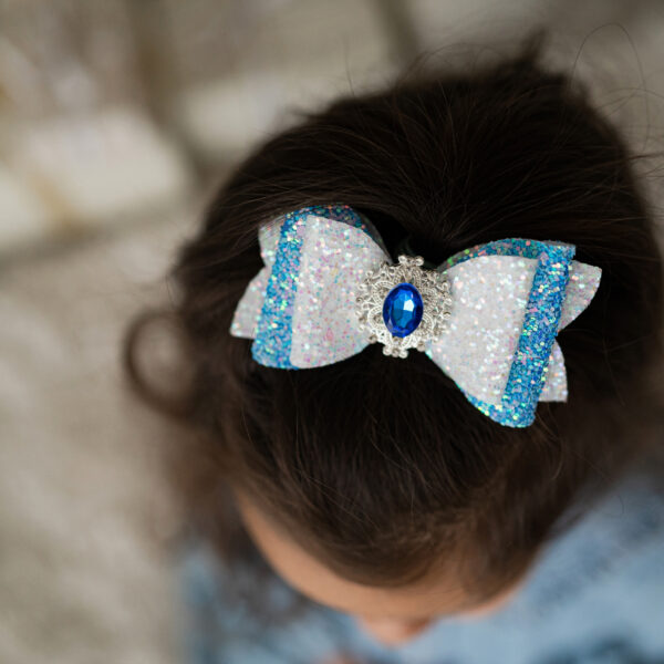 Kroko-klamber helesinise ja valgega