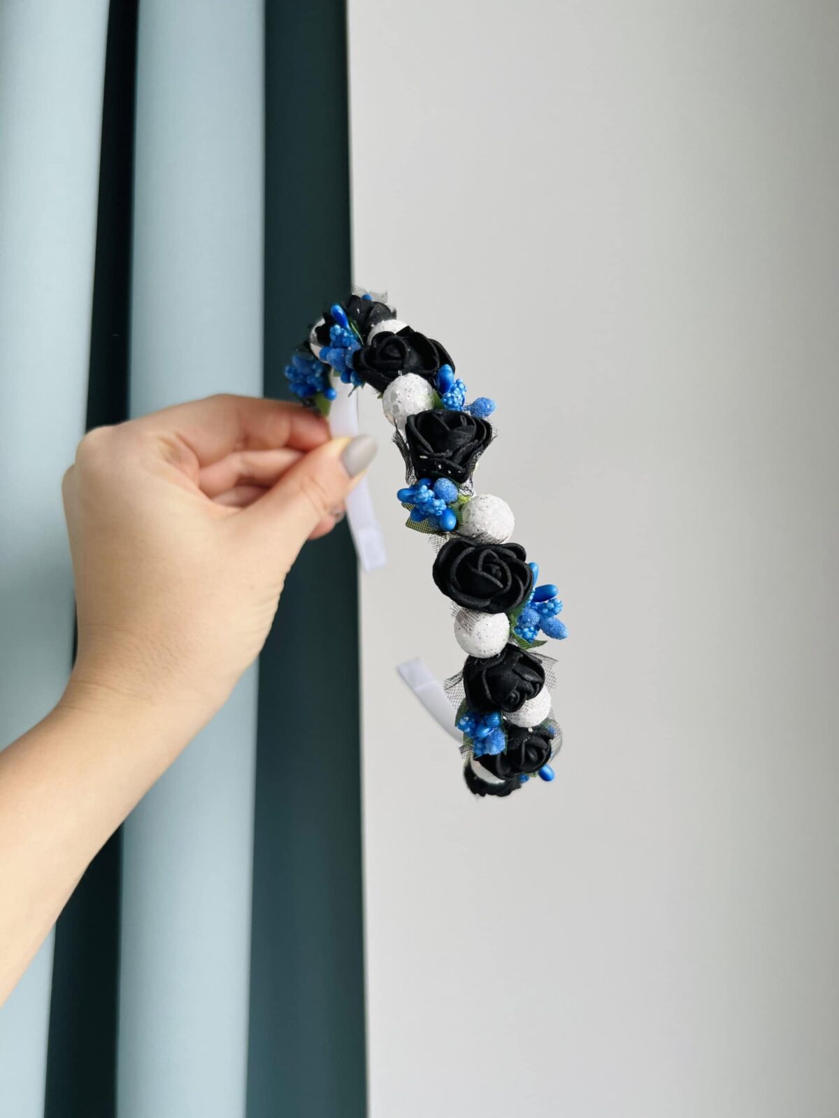 Sini-must-valge lilledega peavõru